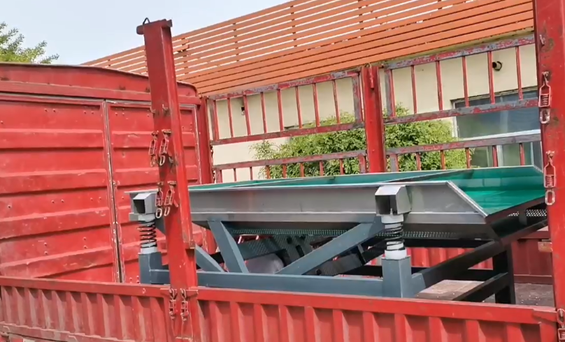 大型全自動(dòng)豆芽去皮機(jī)裝車發(fā)貨